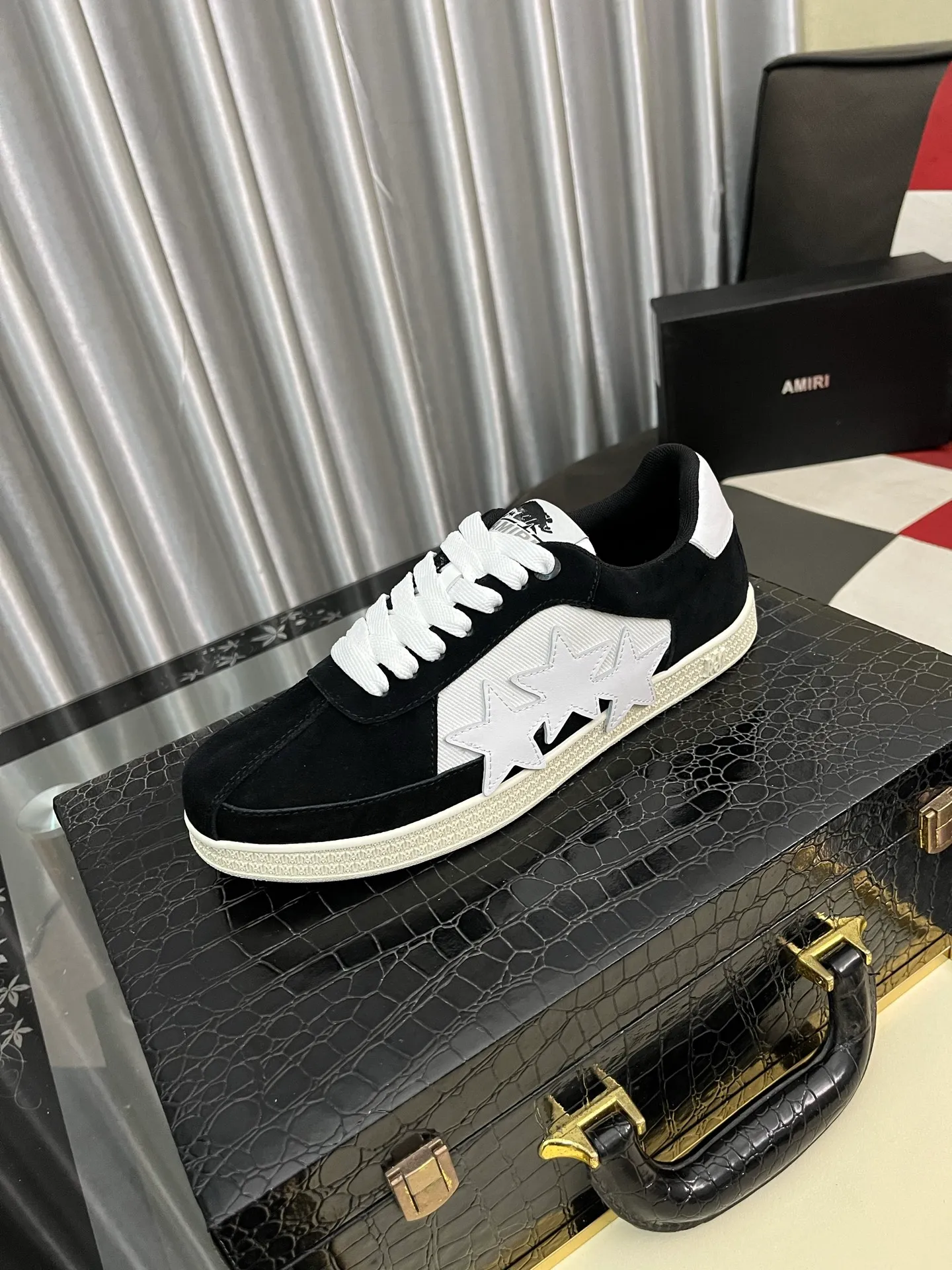 Men's shoes 💰420⌚️⌚️《AMIR*》New men's low-top casual sports sneakers bone shoes, another pair of irresistible bone shoes. Bone shoes are one of AMIRI's most popular items. They use first-layer cowhide uppers. The side bones are made of two cowhide laminations. They have a three-dimensional feel. The leather incisions are all oil-edged. Contrasting color design. Simple style. Fashionable sports. Customized metal LOGO nameplate to embellish shoelaces. Exclusive control of top version. Supports comparison. Breathable mesh lining Original rubber outsole A must-have item for daily leisure Suitable for various occasions Check it out if you are looking for high quality Super cool uppers Size: 38-445️⃣ Colors available